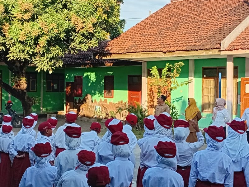 Pelaksanaan upacara bendera di awal masuk