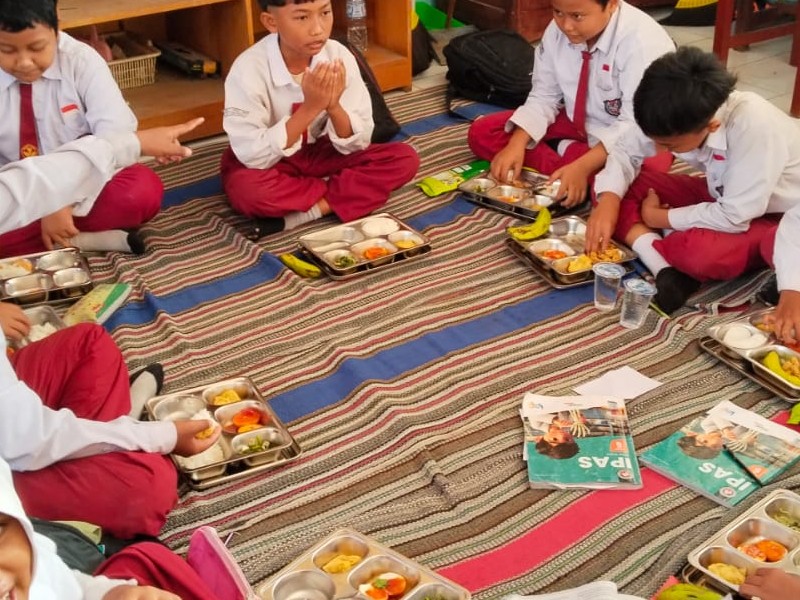 Makan Bergizi Gratis ( MBG )